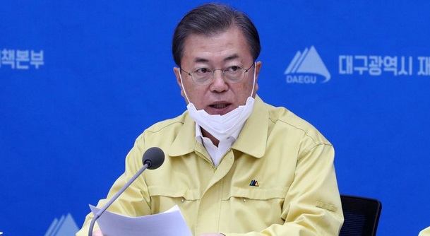 Tổng thống Moon Jae-in trong một buổi họp báo tại tòa thị chính Deagu, tâm dịch viêm phổi corona ở Hàn Quốc. 