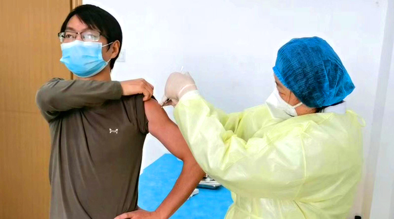 Các tình nguyện viên bị sốt, chóng mặt, đau nhức sau khi tiêm vắc-xin viêm phổi Vũ Hán (ảnh 1)