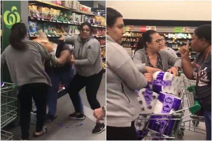 Nhóm ba người phụ nữ giành nhau mua giấy vệ sinh.