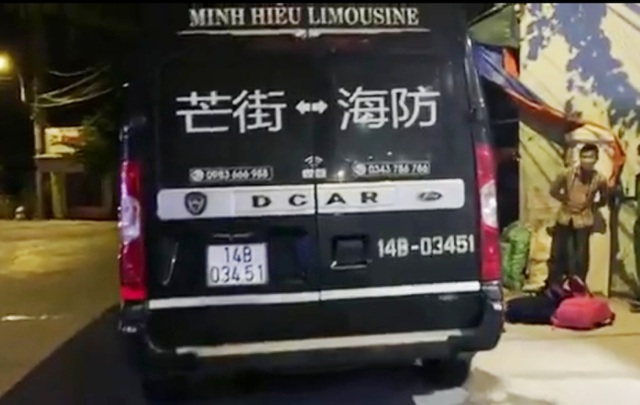 Chiếc xe khách 16 chỗ chở 4 khách Trung Quốc đi từ Quảng Ninh đến Đà Nẵng. (Ảnh qua dantri)