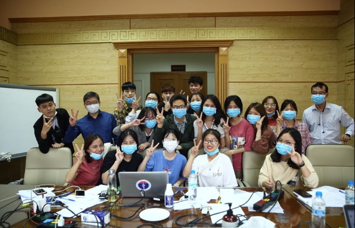 Nhóm sinh viên ĐH Y tế Công cộng (Hà Nội). (Ảnh qua Zing)