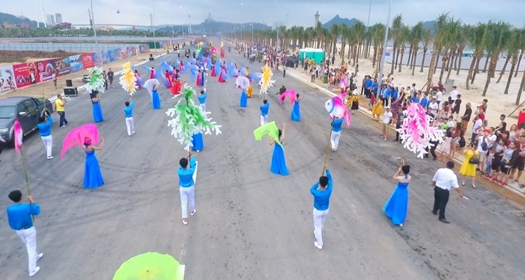 Lễ hội Carnaval 2019 tại Quảng Ninh đã thu hút sự tham gia cảu hàng ngàn người dân và du khách nước ngoài.  (Ảnh qua congthuong)