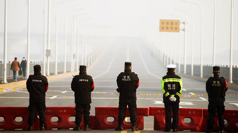 Cảnh sát chốt chặn tại cầu vượt sông Dương Tử, nối từ tỉnh Hồ Bắc tới, tại thành phố Cửu Giang, tỉnh Giang Tây.