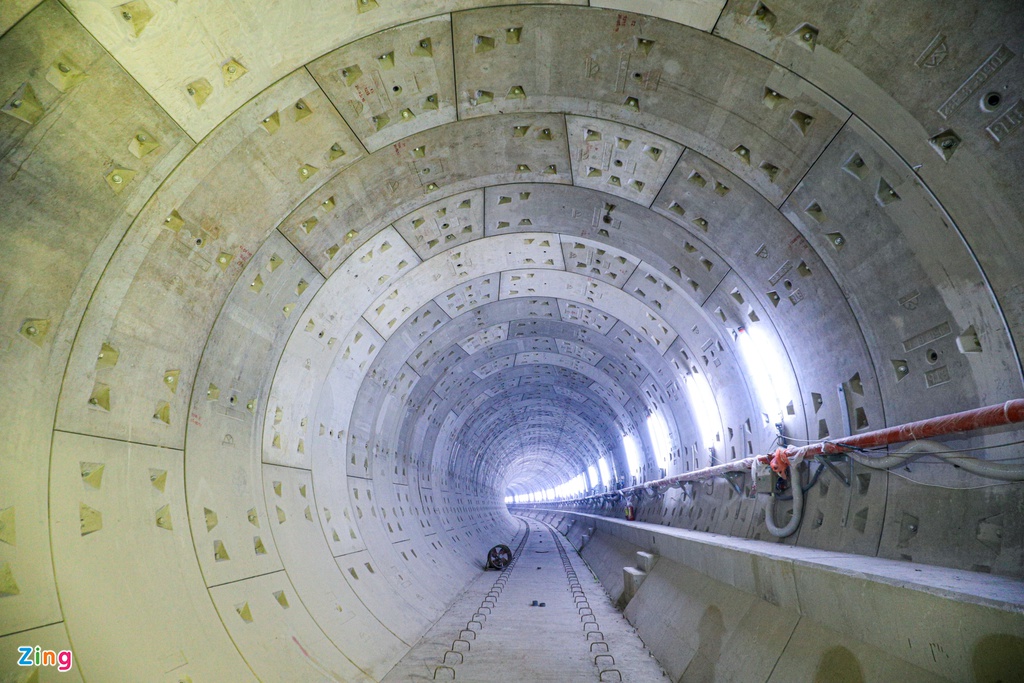 Đường hầm nối ga Nhà hát Thành phố và ga Ba Son. Sắp tới nhà thầu sẽ tiến hành lắp đường ray cho đường hầm này. (Ảnh qua Zing)