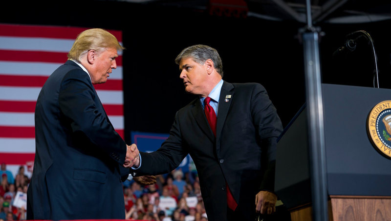 Tổng thống Trump và người dẫn chương trình Sean Hannity của Fox News. 