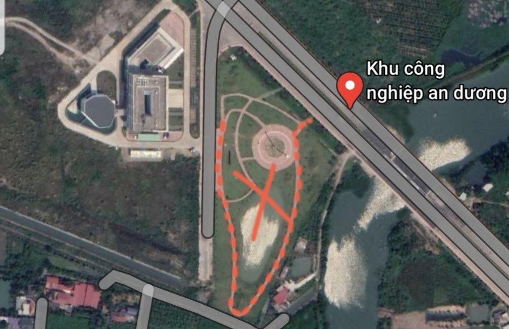 Mô hình giống "đường lưỡi bò" phía trước tòa nhà điều hành của Công ty Thâm Việt tại khu công nghiệp An Dương. (Ảnh qua vnexpress)
