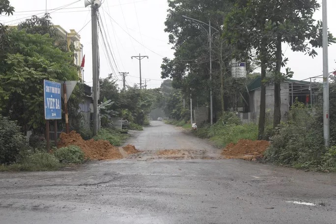 Quảng Ninh tiến hành đổ đất, bịt đường để ngăn người dân đi lại - Ảnh 4