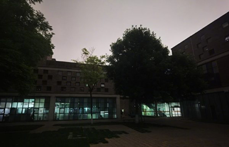 Vào lúc 3 giờ chiều vào ngày 21/5, khi Lưỡng hội ĐCSTQ đang được tổ chức, bầu trời ở Bắc Kinh bỗng nhiên trở nên tối đen. 
