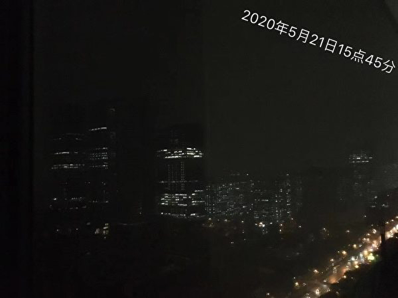 Vào lúc 3 giờ chiều vào ngày 21/5, khi Lưỡng hội ĐCSTQ đang được tổ chức, bầu trời ở Bắc Kinh bỗng nhiên trở nên tối đen.