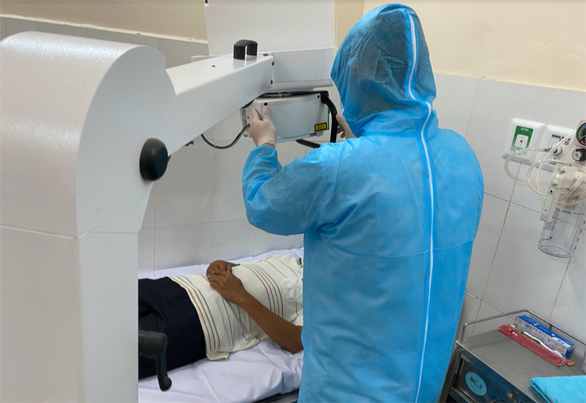 Bệnh nhân viêm phổi Vũ Hán tại Bệnh viện điều trị COVID-19 Cần Giờ được chụp kiểm tra X-quang phổi tại giường. (Ảnh qua ntdvn)