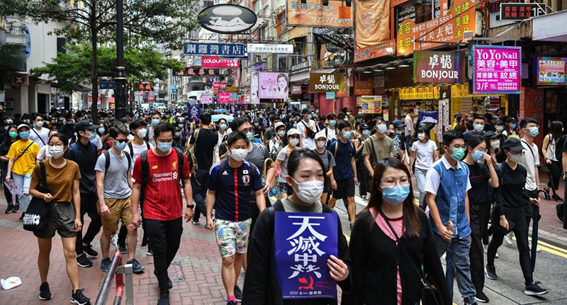 Người biểu tình đi trên đường phản đối luật an ninh quốc gia của Trung Quốc áp đặt lên Hồng Kông ngày 24/5/2020.
