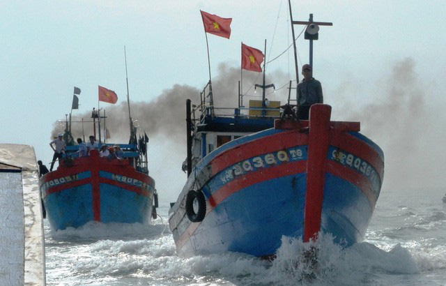 Tàu ngư dân Bình Châu tiến ra Hoàng Sa sau ngày hội mở biển. (Ảnh qua tuoitre)