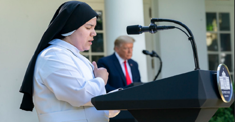 Tổng thống Trump lắng nghe sơ Eneyda Martinez phát biểu trong Ngày cầu nguyện Quốc gia Nhà Trắng, vào ngày 7/5/2020 trong Vườn Hồng của Nhà Trắng.