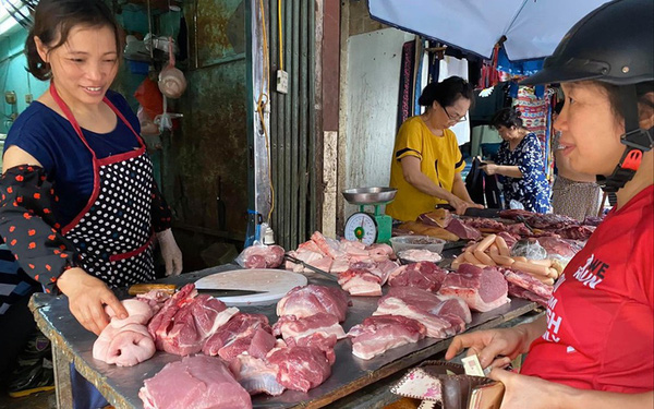 Giá lợn tại chợ truyền thống tăng từng ngày khiến người dân phải thắt chặt chi tiêu. (Ảnh qua tienphong)