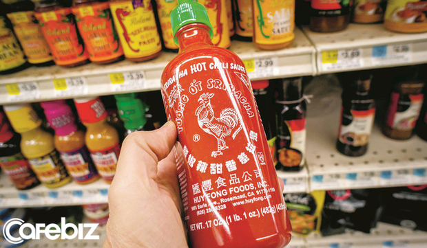 Chai tương ớt Sriracha quen thuộc được bày bán khắp nơi trong siêu thị.