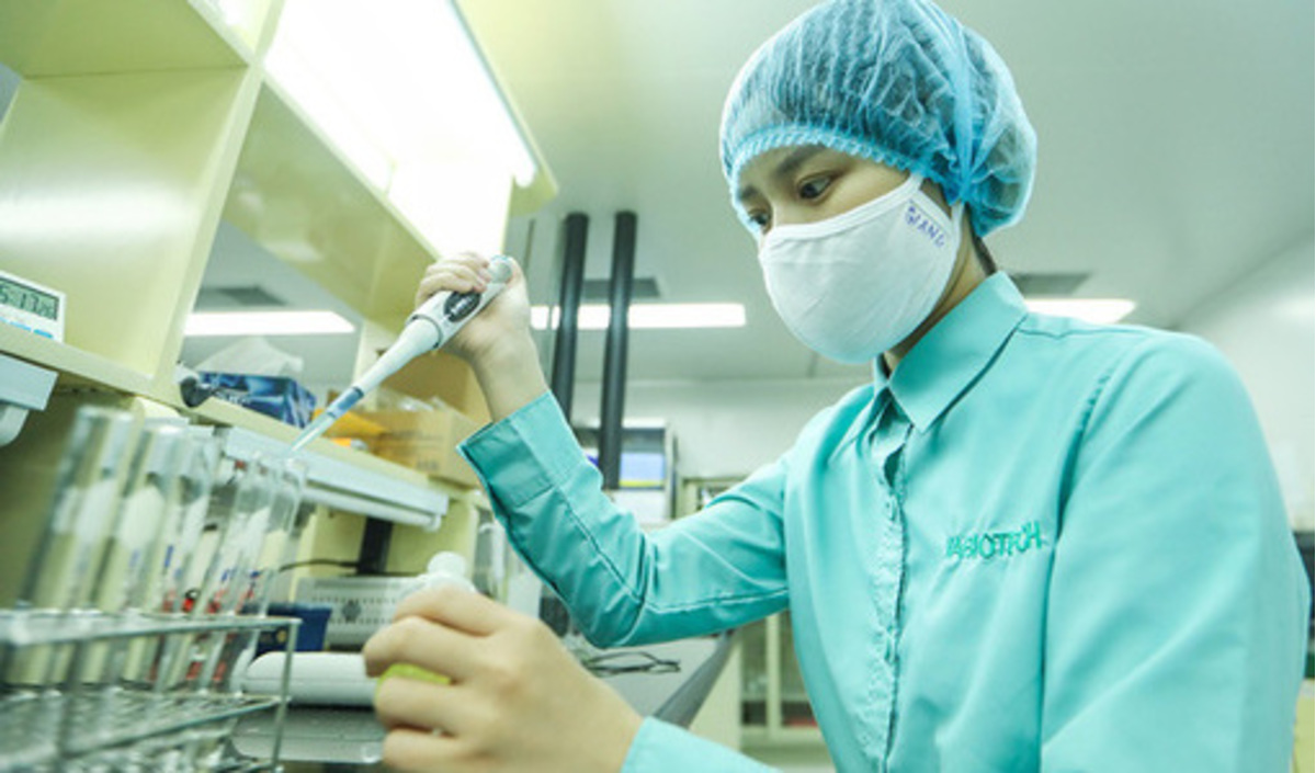 Nghiên cứu sản xuất vắc xin tại Công ty Vắc xin và sinh phẩm số 1, Bộ Y tế, đơn vị đang nghiên cứu sản xuất vắc xin ngừa virus Vũ Hán. (Ảnh qua tuoitre)