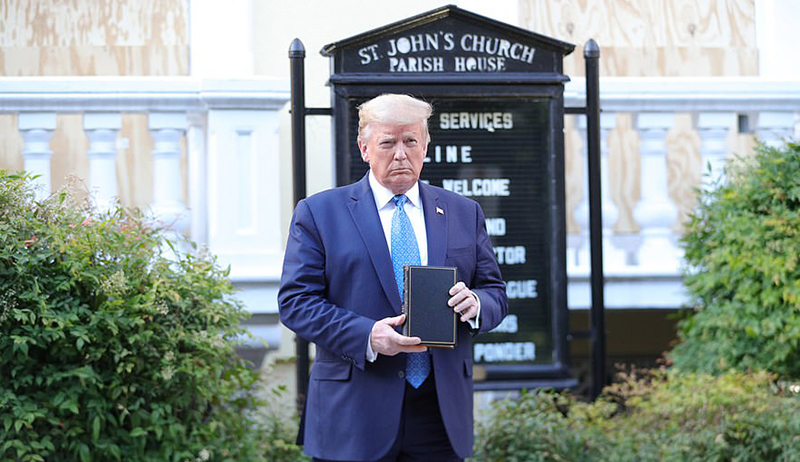 Trump cầm kinh thánh đứng trước Nhà thờ St. John chiều 1/6.