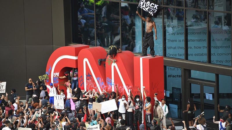 Người biểu tình vẽ sơn lên logo CNN trong một cuộc biểu tình tại Atlanta hôm 29/5/2020.
