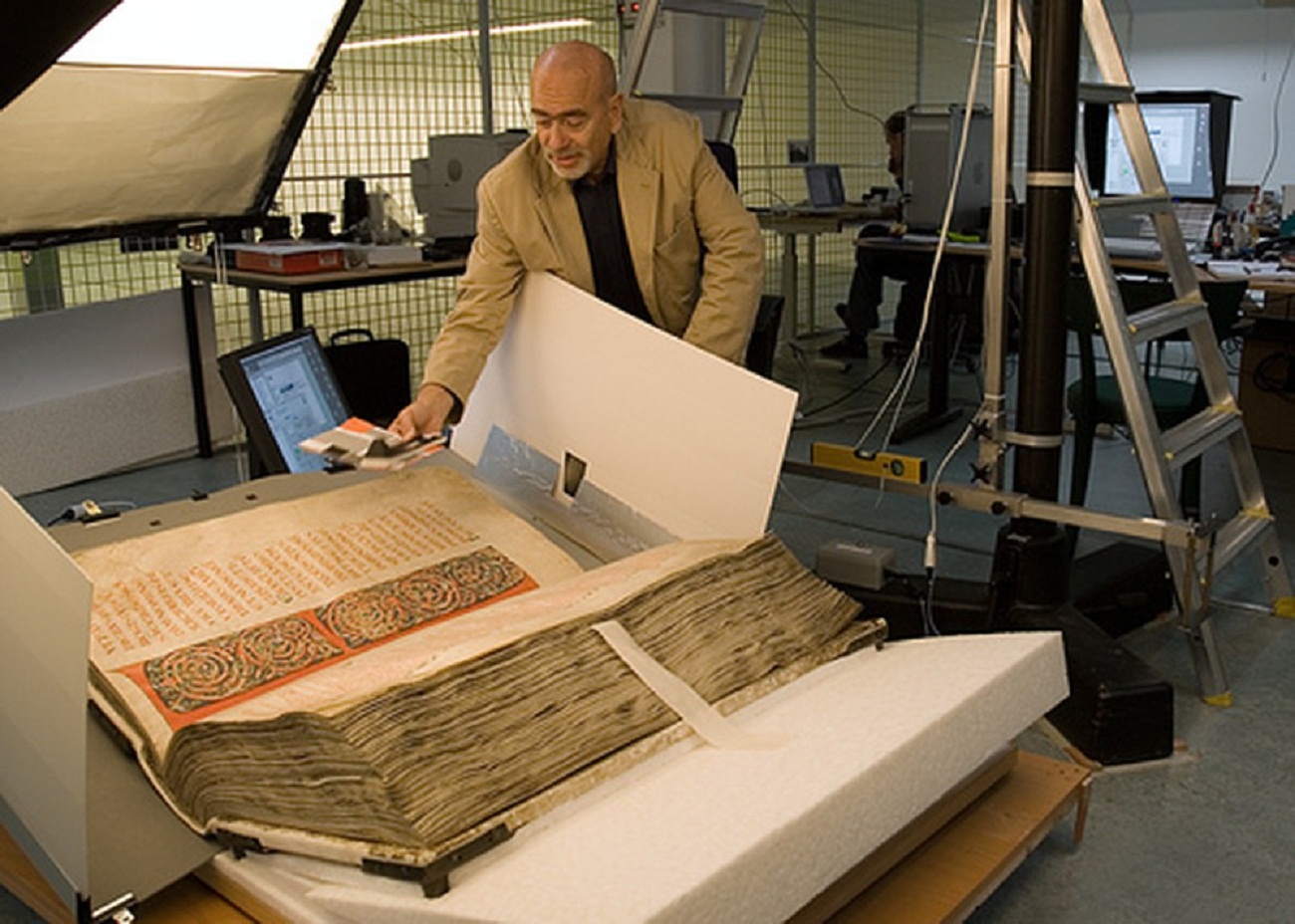 Человек с огромной книгой. Кодекс Гигас («Библия дьявола»). Книга дьявола кодекс Гигас. Самые большие книжки. Самый большой блокнот в мире.