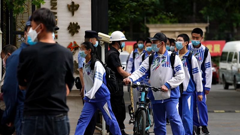Kể từ khi đi học lại vào tháng 4, trên khắp Trung Quốc đã liên tục xuất hiện tình trạng học sinh lên cơn sốt tập thể gây hoang mang trong dân chúng.