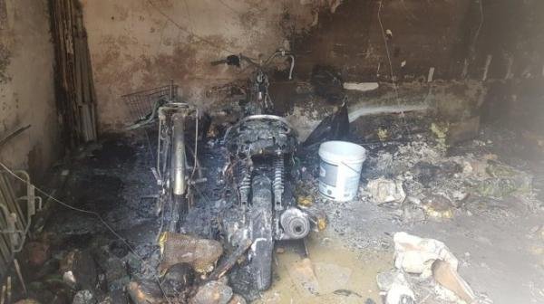 xe máy và xe đạp bị cháy rụi bên trong phòng trọ ở Bình Tân. (Ảnh qua tuoitre)