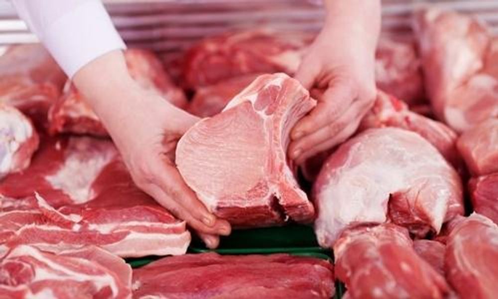 Thịt lợn nhập khẩu giá rẻ hơn rất nhiều so với thịt lợn trong nước nhưng đa phần người  tiêu dùng lại e ngại vấn đề vệ sinh an toàn thực phẩm. (Ảnh qua fakt)