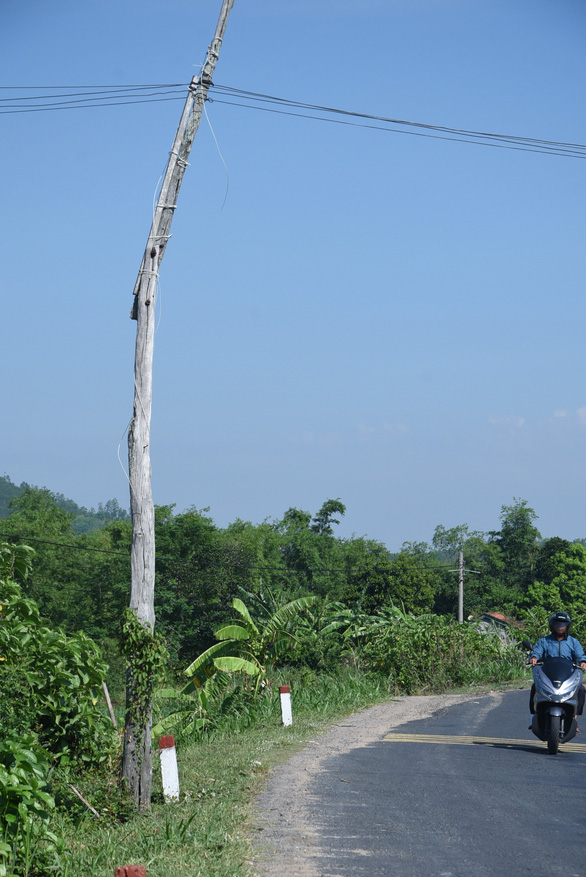 Một trụ điện được làm từ gỗ và đấu nối bằng dây chằng chịt bên đường. (Ảnh qua tintaynguyen)