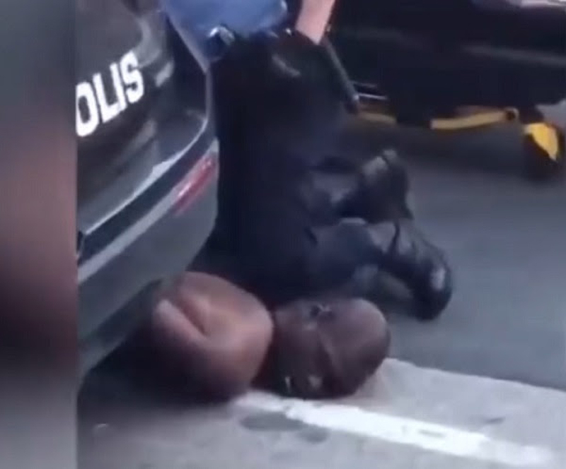 trong hầu hết các đoạn video phổ biến được chia sẻ nhằm kích động sự phẫn nộ và bạo loạn, thì Floyd lại nằm ở phía sau bên PHẢI của xe cảnh sát. 