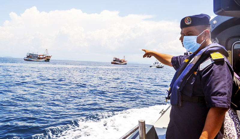 Quan chức Malaysia chỉ về tàu cá Việt Nam đang bị giữ.