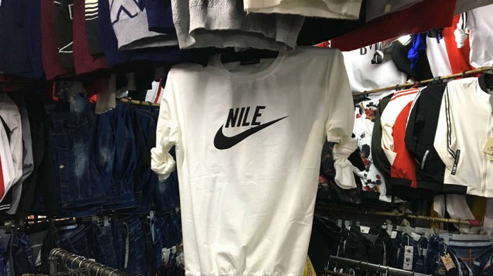 Một cửa hàng Trung Quốc bán quần áo nhãn hiệu "NILE", trông rất giống với thương hiệu nổi tiếng "NIKE"