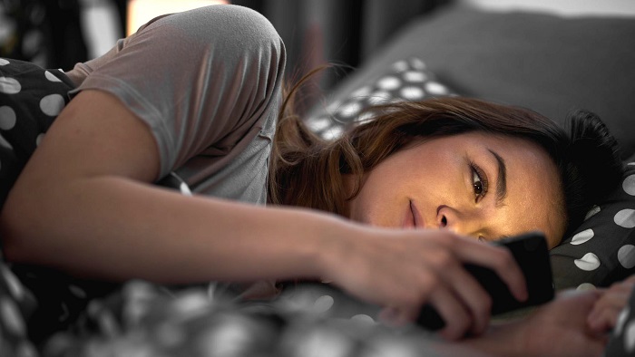 Sử dụng các thiết bị thông minh trước khi ngủ là một thói quen khá phổ biến của những người trẻ hiện nay