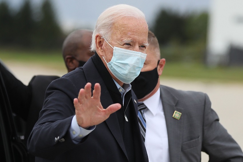 Joe Biden quyết không cách ly mặc dù đi chung máy bay với bệnh nhân nhiễm Covid-19