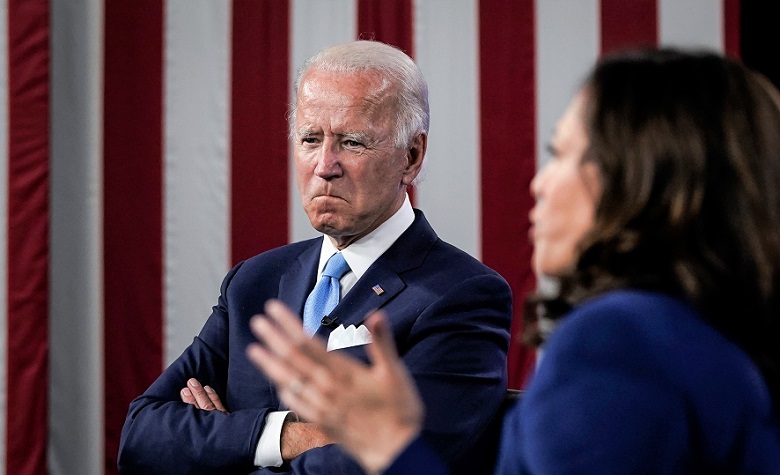 Ứng cử viên đảng Dân chủ Joe Biden lắng nghe Thượng nghị sĩ Kamala Harris phát biểu trong một sự kiện gây quỹ ảo, trong studio tại khách sạn DuPont ở Wilmington, Delaware vào ngày 12/8/2020.