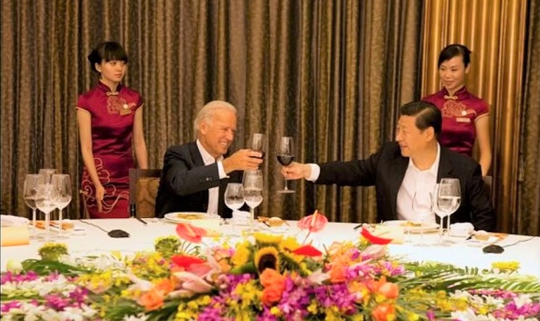 Phó Tổng thống Mỹ Joe Biden (trái) và Phó Chủ tịch Trung Quốc Tập Cận Bình cùng ăn tối tại Thành Đô (Trung Quốc) ngày 21/8/2011