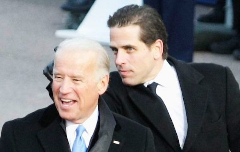 Joe Biden và con trai Hunter Biden dự lễ nhậm chức của cựu Tổng thống Obama, một sự kiện bắt đầu những vụ làm ăn và tham nhũng bê bối của nhà Biden