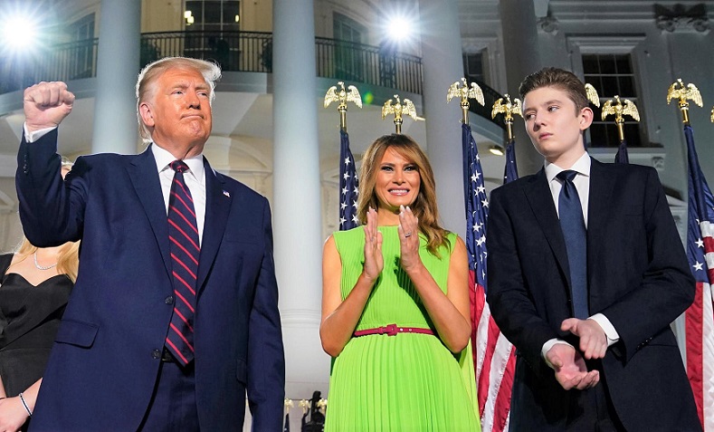 Tổng thống Donald Trump, đệ nhất phu nhân Melania Trump và con trai  Barron Trump ở Bãi cỏ phía Nam của Nhà Trắng vào ngày thứ tư của Đại hội toàn quốc đảng Cộng hòa ngày 27/8/2020