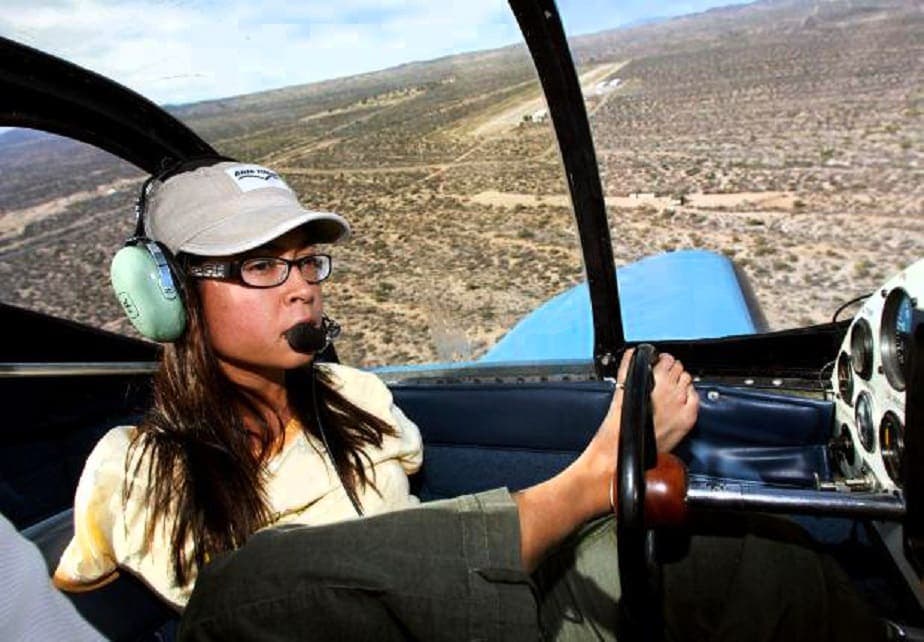This image has an empty alt attribute; its file name is jessica-cox-pilot-born-without-arms-on-flying-with-her-feet-10.jpg