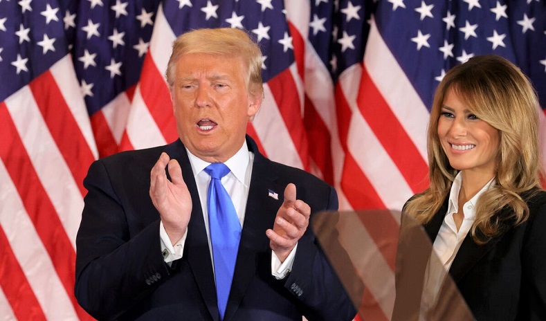 Tổng thống Donald Trump và đệ nhất phu nhân Melania Trump trong đêm bầu cử tại Phòng Đông của Nhà Trắng vào rạng sáng ngày 4/11/2020