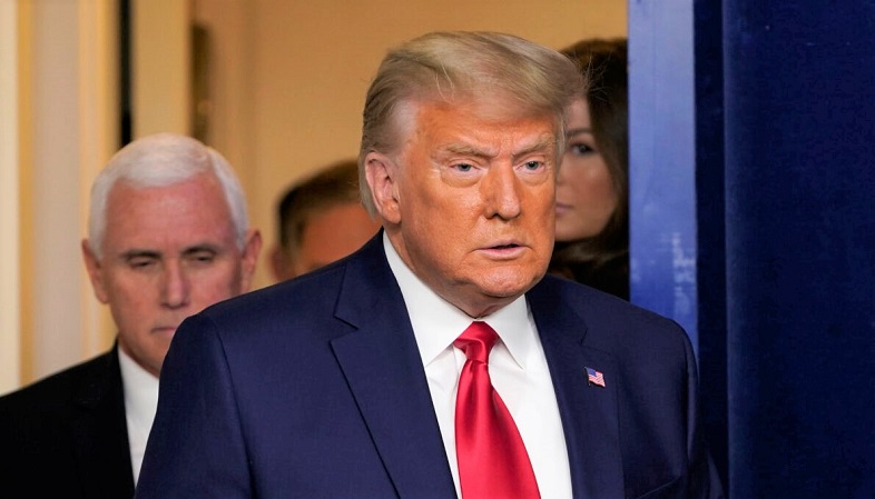 Tổng thống Donald Trump, theo sau là Phó Tổng thống Mike Pence, bước vào phòng họp giao ban tại Nhà Trắng ở Washington vào ngày 24/11/2020