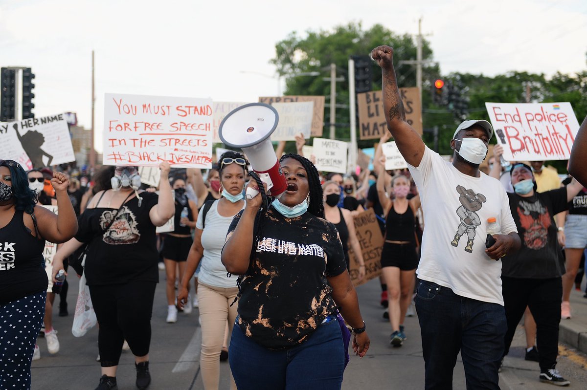 Đảng viên Đảng Dân chủ Missouri Cori Bush dẫn đầu một cuộc biểu tình tại Thành phố University vào ngày 12/6/2020