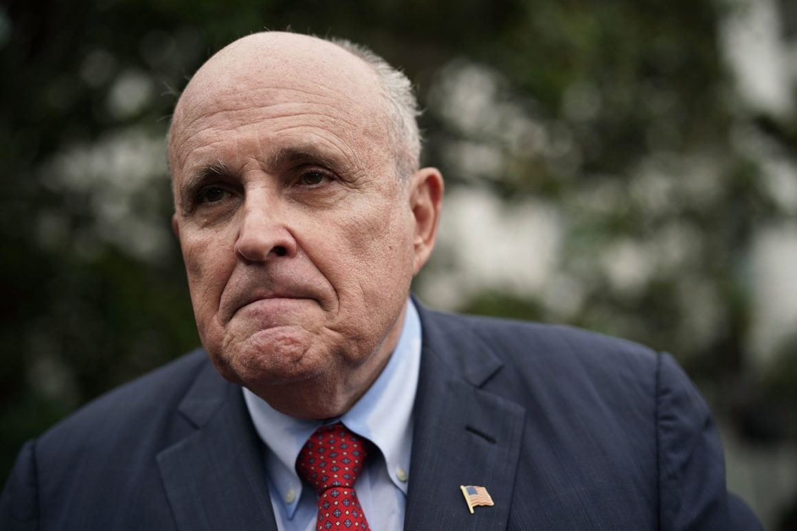 Ông Rudy Giuliani: “Cho họ tấc đất, họ chiếm cả giang sơn”