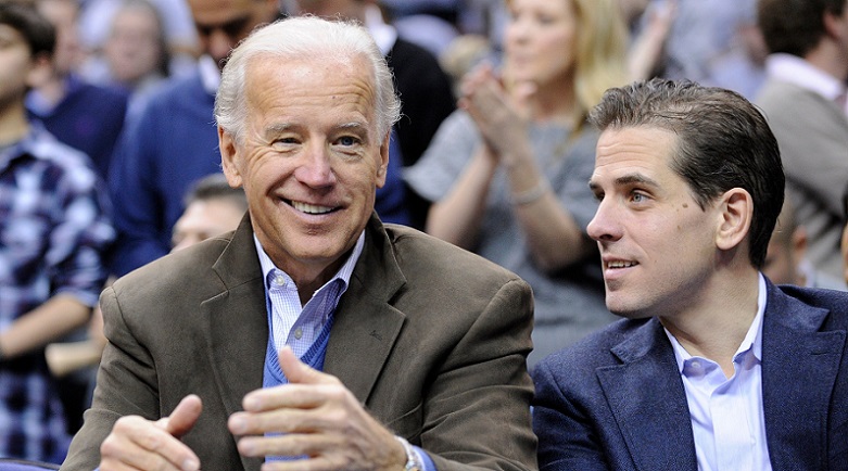 Phó Tổng thống Joe Biden và con trai Hunter Biden tại một trận đấu bóng rổ vào năm 2010