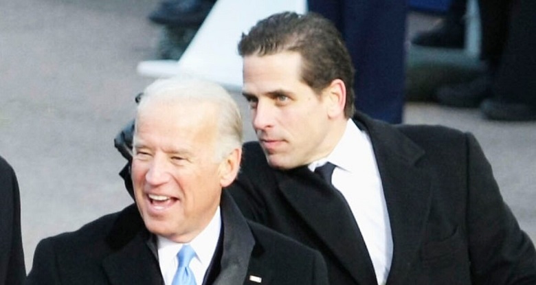 Phó Tổng thống Joe Biden và con trai Hunter Biden tại khán đài duyệt binh để theo dõi Lễ diễu hành nhậm chức của Tổng thống Barack Obama từ phía trước Nhà Trắng ở Washington vào ngày 20/1/2009.