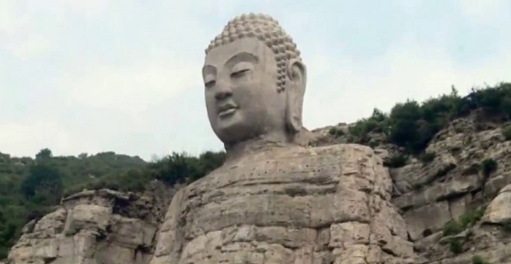 tượng Phật trên núi