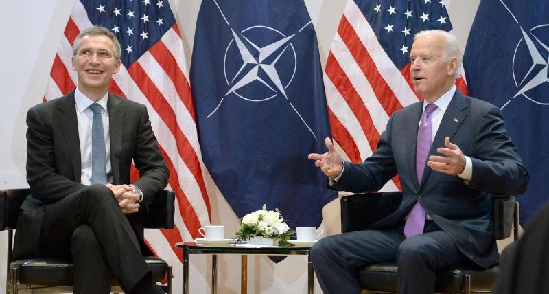 Tổng thư ký NATO Jens Stoltenberg (trái) và ông Joe Biden, khi giữ chức Phó Tổng thống Mỹ, trong cuộc gặp tại Hội nghị an ninh Munich, Đức, ngày 7/2/2015. 