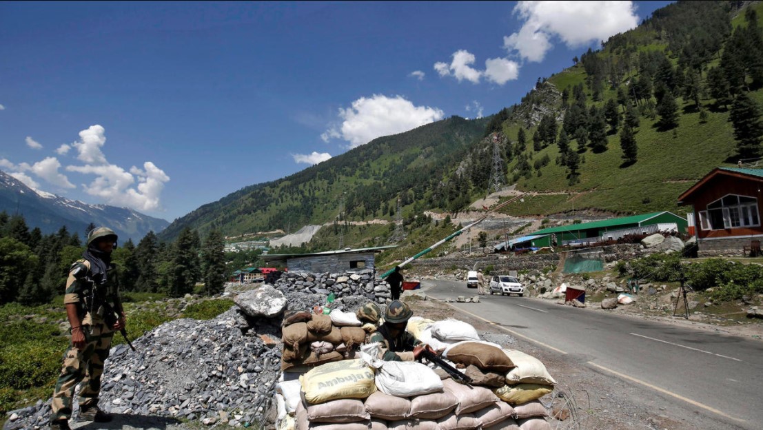 Hàng chục ngàn quân Ấn Độ và Trung Quốc căng thẳng theo dõi nhau trên dãy Himalaya