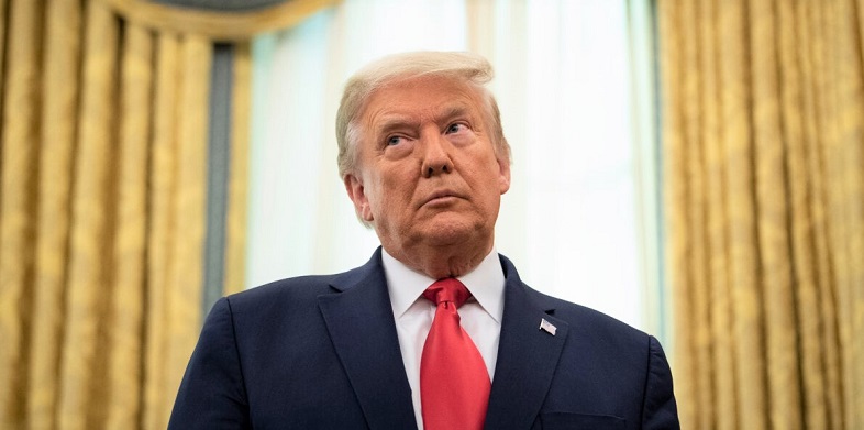 Tổng thống Mỹ Donald Trump lắng nghe trong buổi lễ trao Huân chương Tự do cho Lou Holtz tại Phòng Bầu dục của Nhà Trắng vào ngày 3/2/2020.