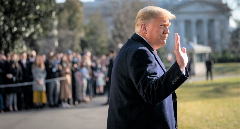 Tổng thống Hoa Kỳ Donald Trump vẫy tay chào khi ông bước tới Marine One ở Bãi cỏ phía Nam của Nhà Trắng  tại Washington, DC vào ngày 12/1/2021