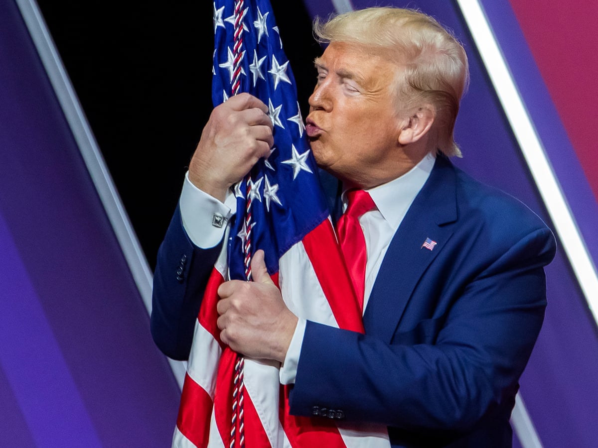 TT Donald Trump ôm quốc kỳ Hoa Kỳ sau khi phát biểu tại Hội nghị Hành động Chính trị Bảo thủ thường niên lần thứ 47