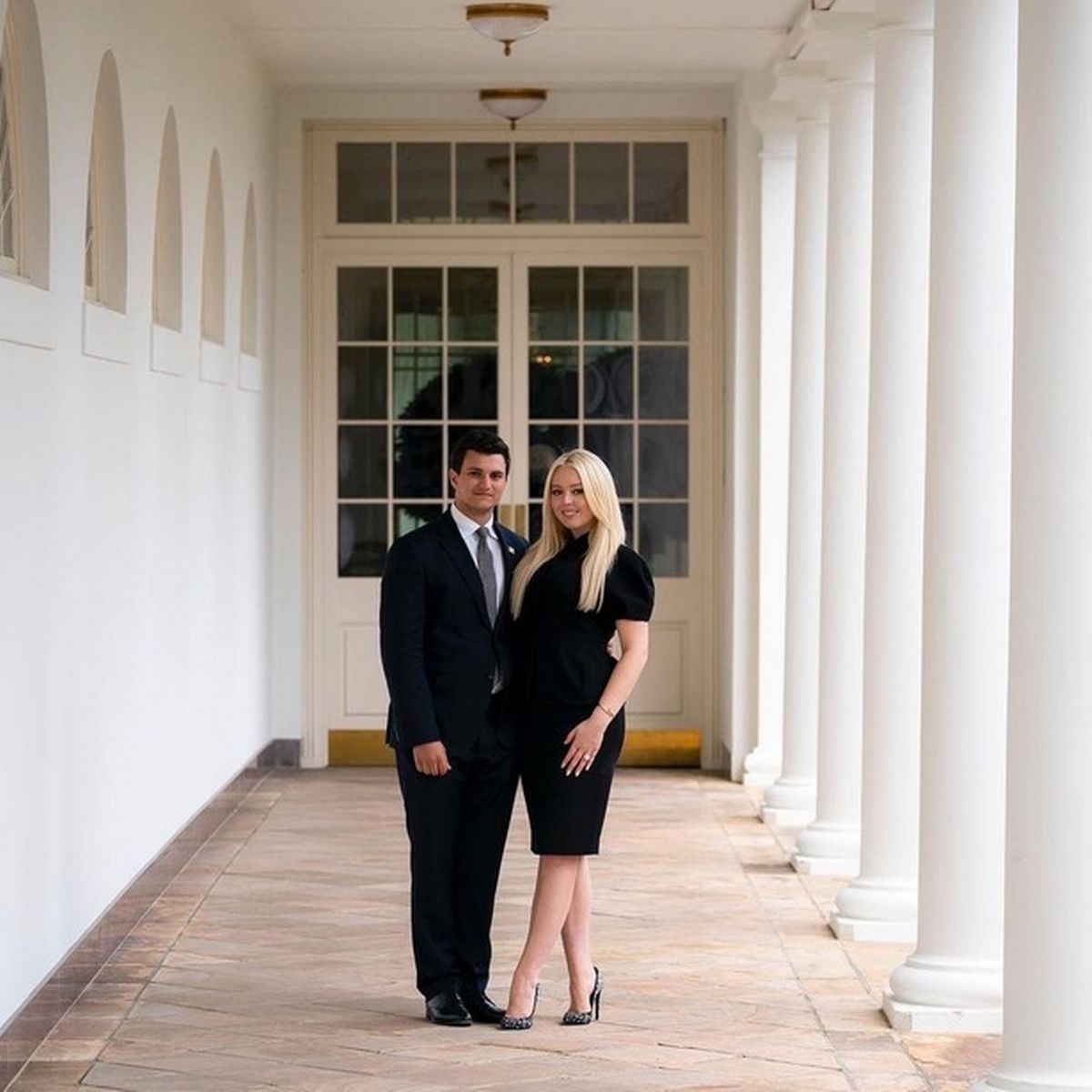 Tiffany và hôn phu Michael Boulos đứng ở hành lang Nhà Trắng